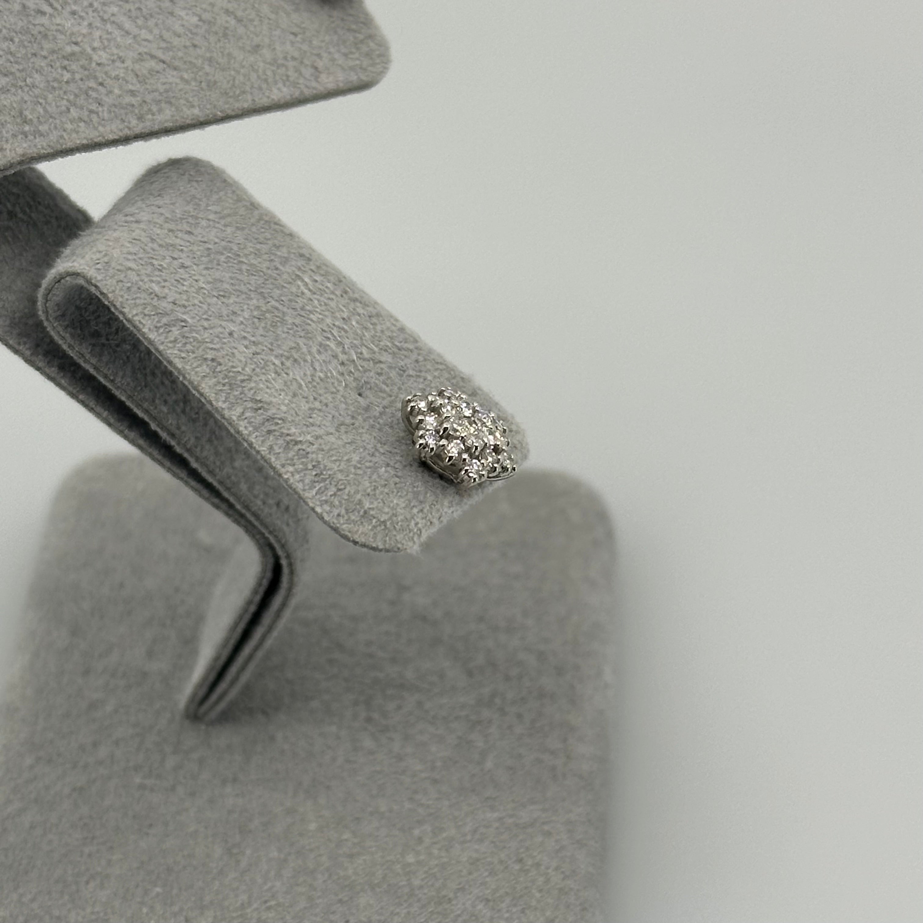 雪の結晶ピアス D 0.3ct 前後×2