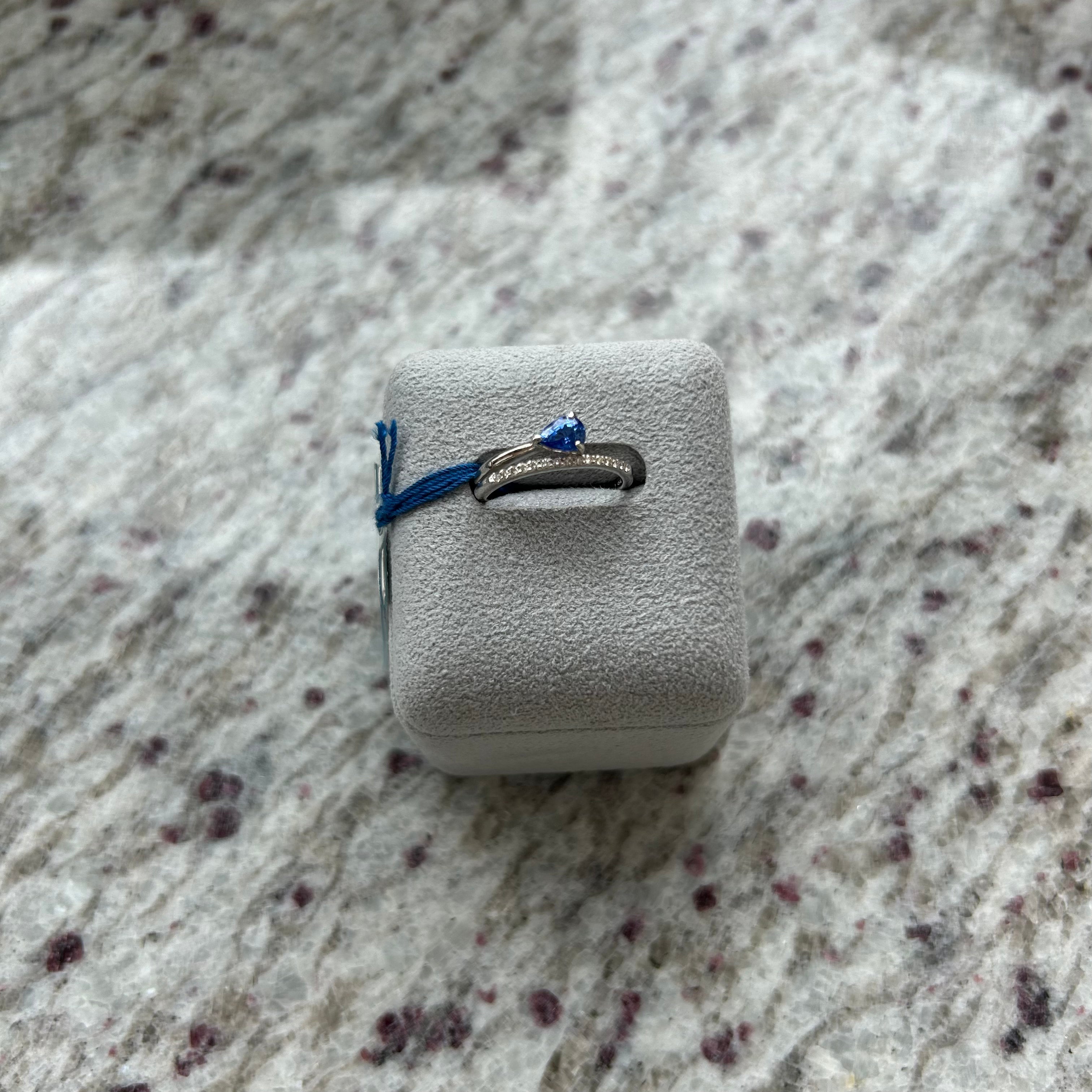 コーンフラワーサファイアリング中石0.49ct前後 PS PT〜NO HEATコーンフラワー AIGS|A Jewelry Box 公式通販サイト