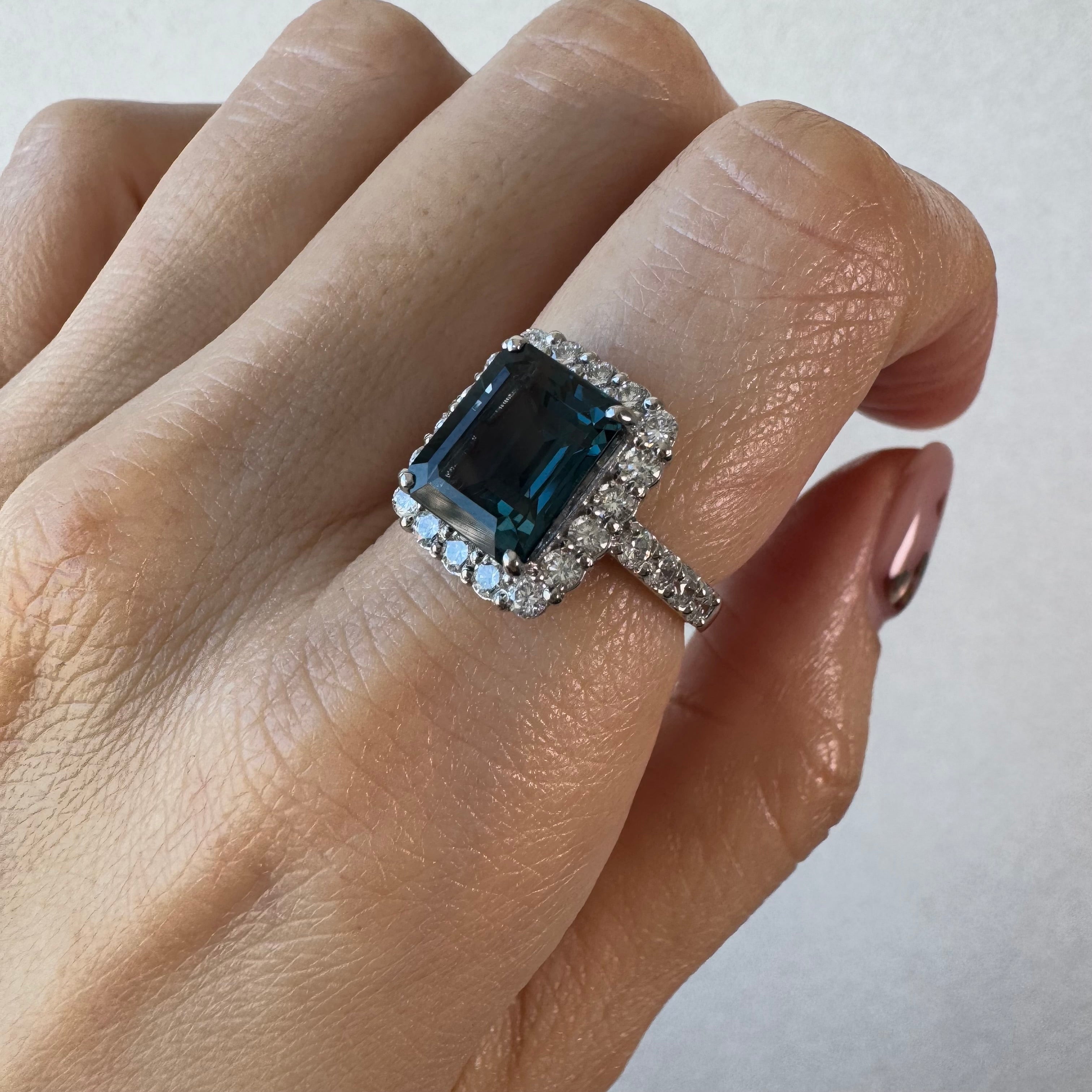 【オデットの羽飾り】リング ロンドンブルートパーズ 中石5ct前後 SQ｜A Jewelry Box 公式通販サイト