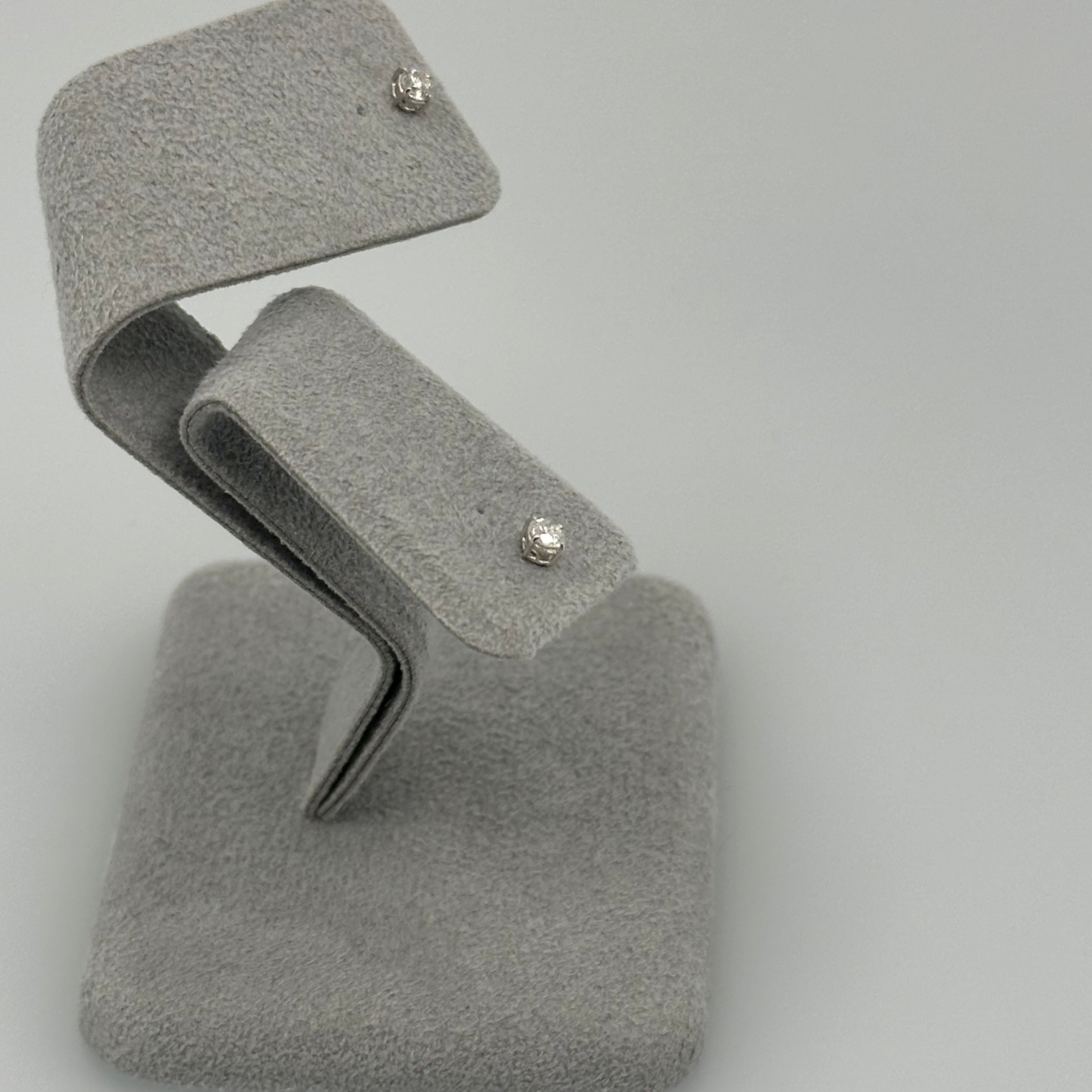 ［ポインター ］　0.1ct ノーマール　ピアス