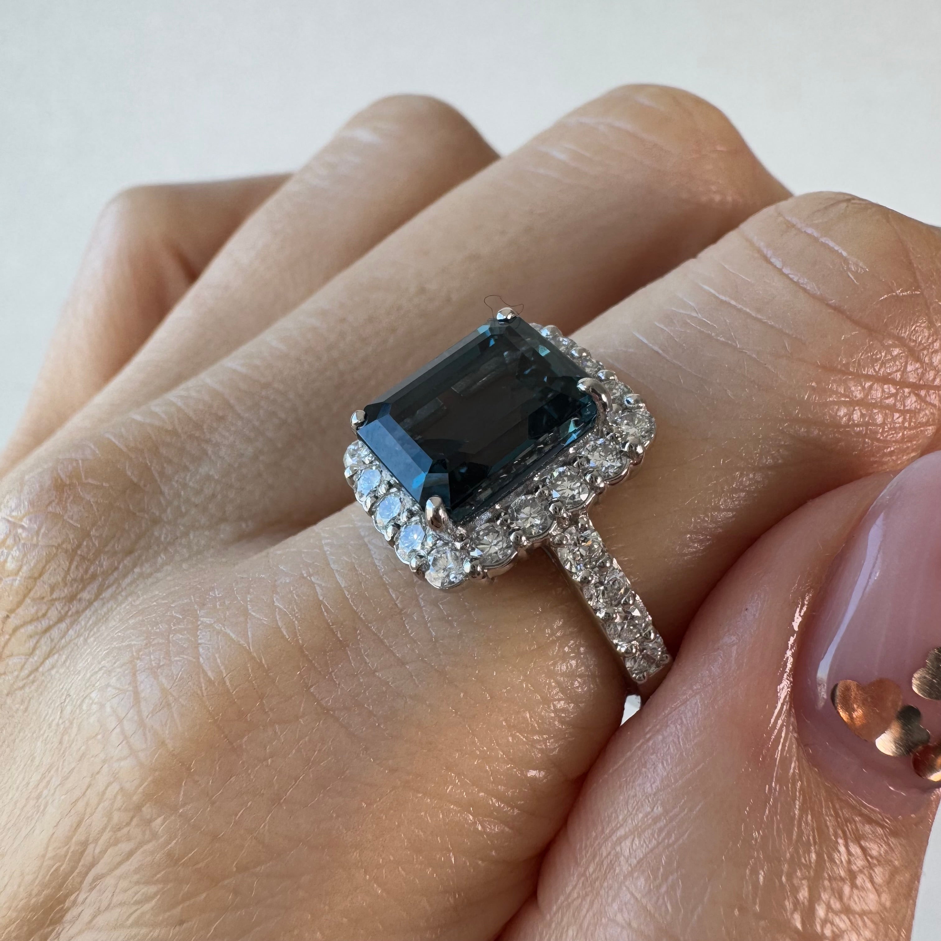 【オデットの羽飾り】リング ロンドンブルートパーズ 中石5ct前後 SQ｜A Jewelry Box 公式通販サイト