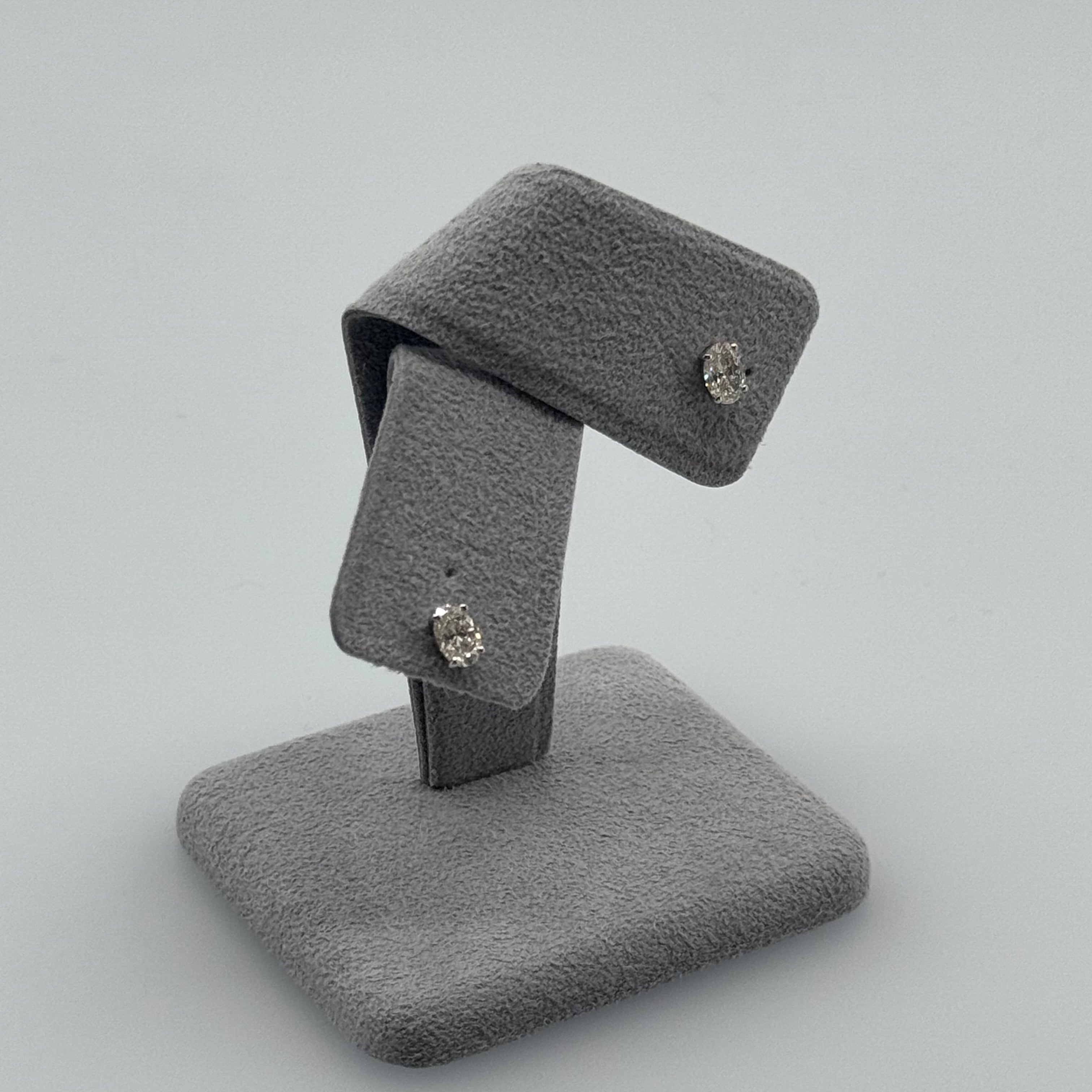 ［一点物/コリンヌ］ピアス ダイヤ 0.5ct×2 OV PT｜A Jewelry Box 公式通販サイト