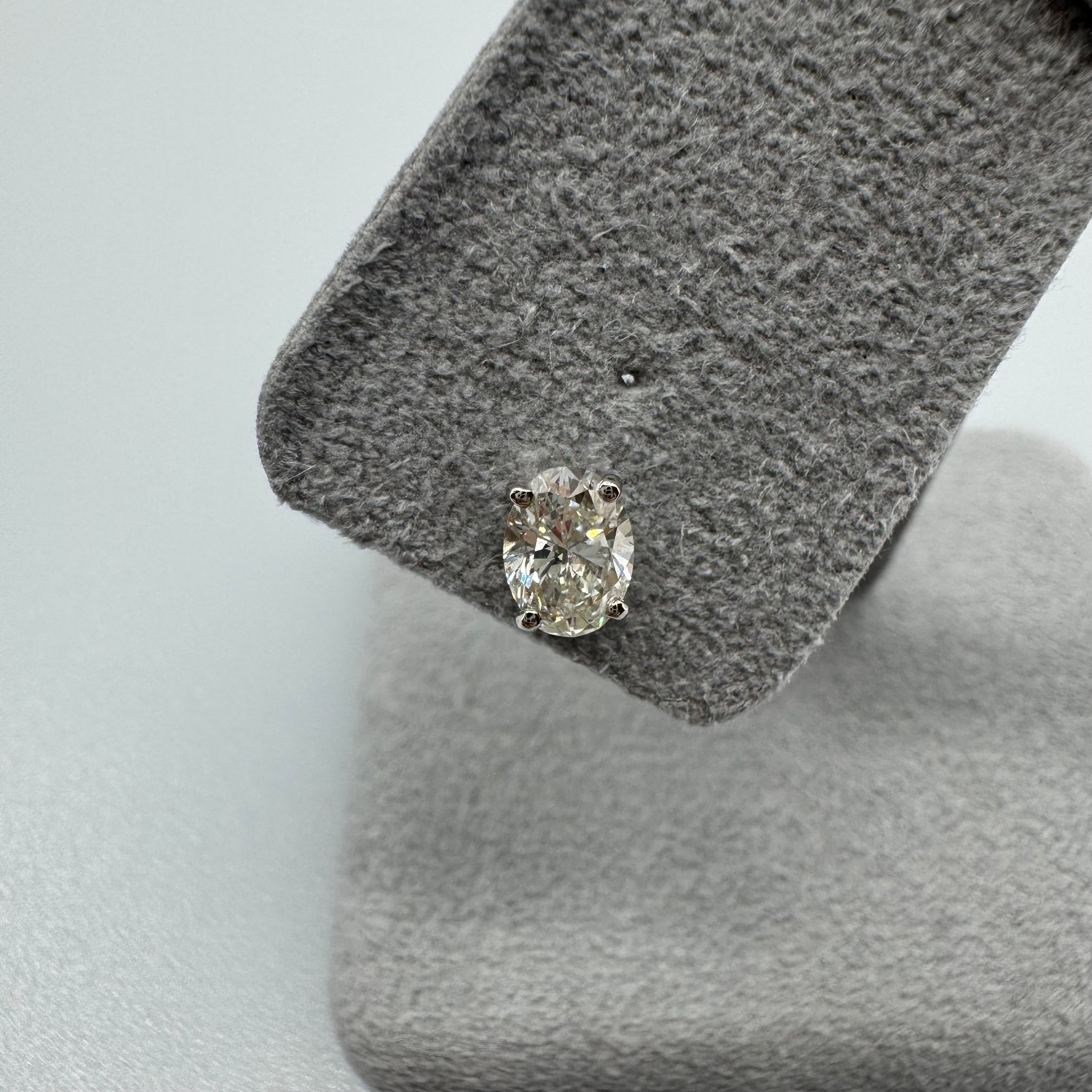 ［一点物/コリンヌ］ピアス ダイヤ 0.5ct×2 OV PT｜A Jewelry Box 公式通販サイト