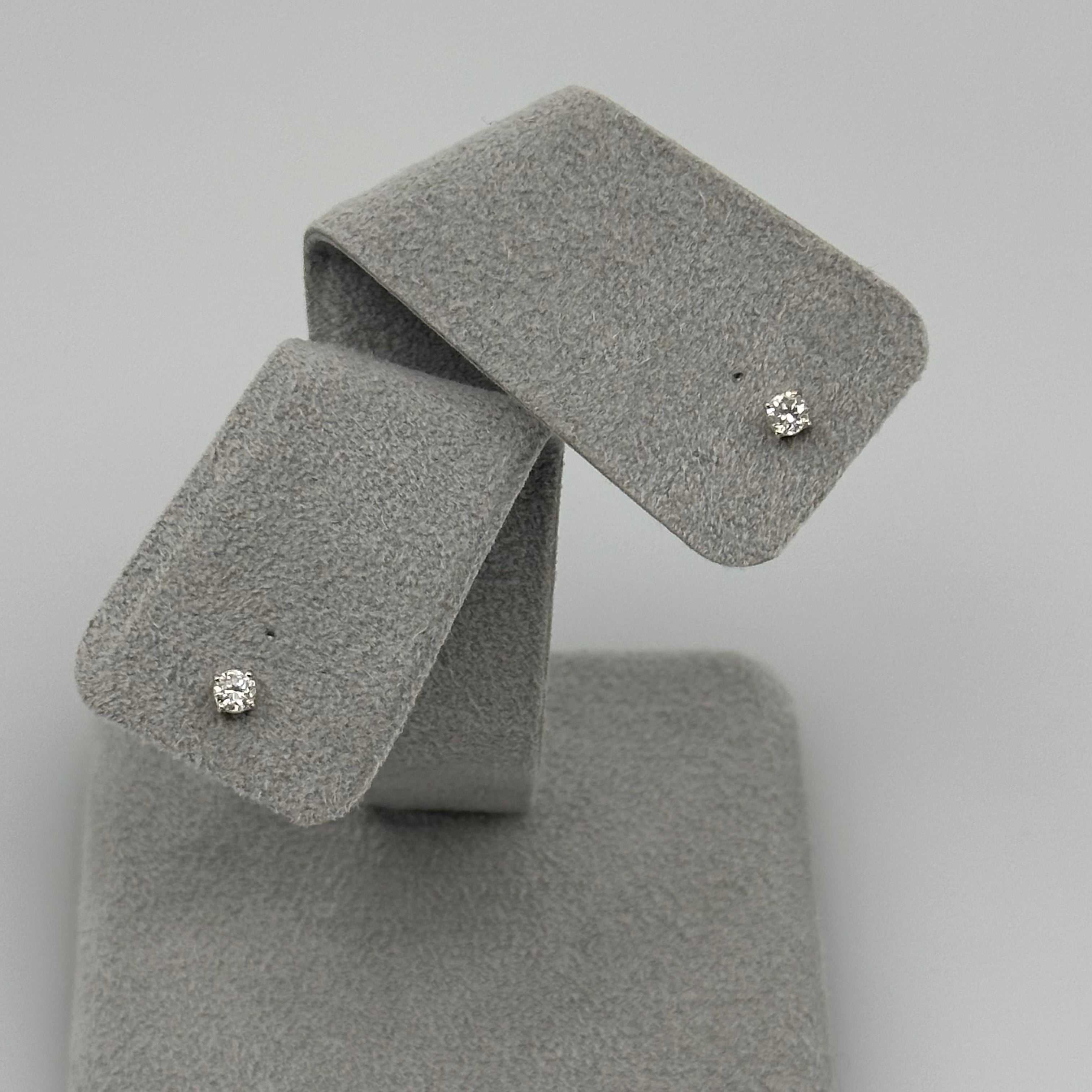 ［ポインター ］　0.1ct ノーマール　ピアス