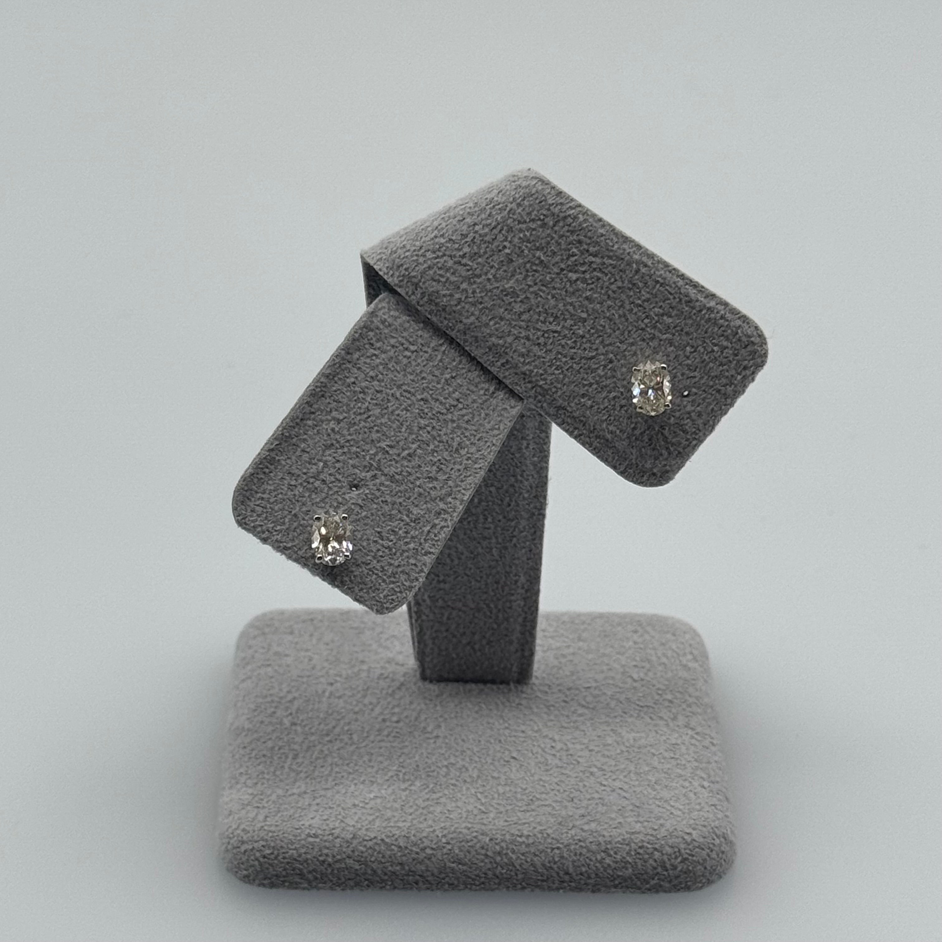 ［一点物/コリンヌ］ピアス ダイヤ 0.5ct×2 OV PT｜A Jewelry Box 公式通販サイト