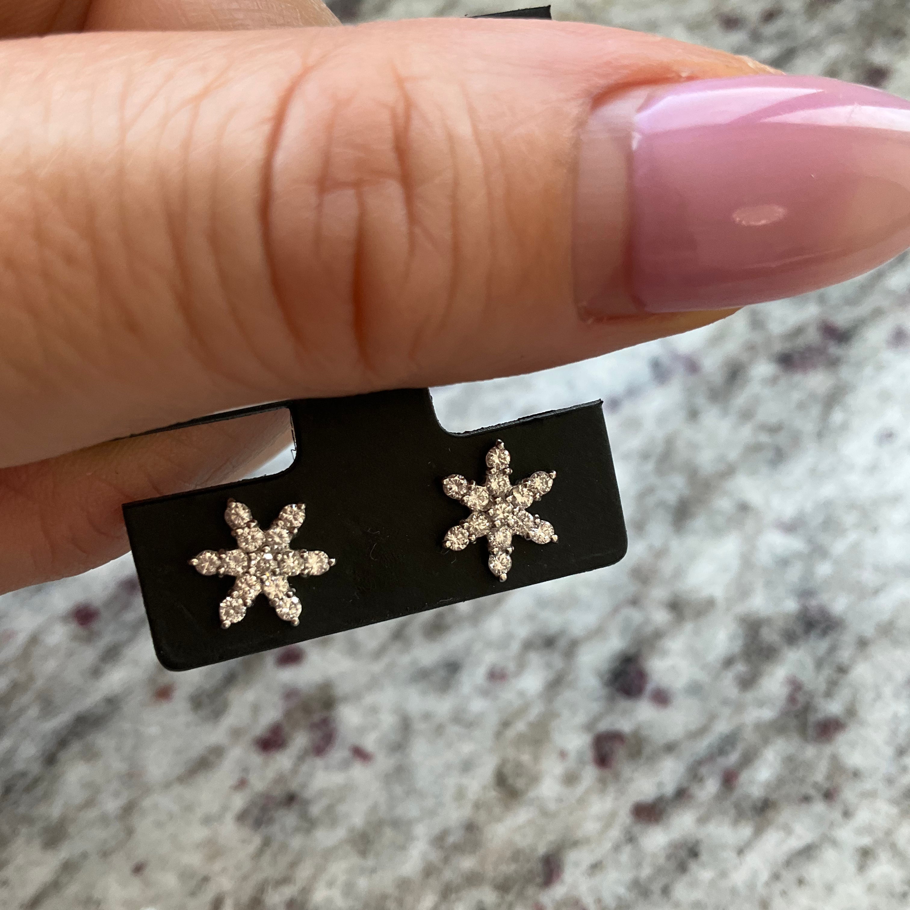 雪の結晶みたいなシンプルピアス　ダイヤ(0.2ct×2)｜A Jewelry Box 公式通販サイト
