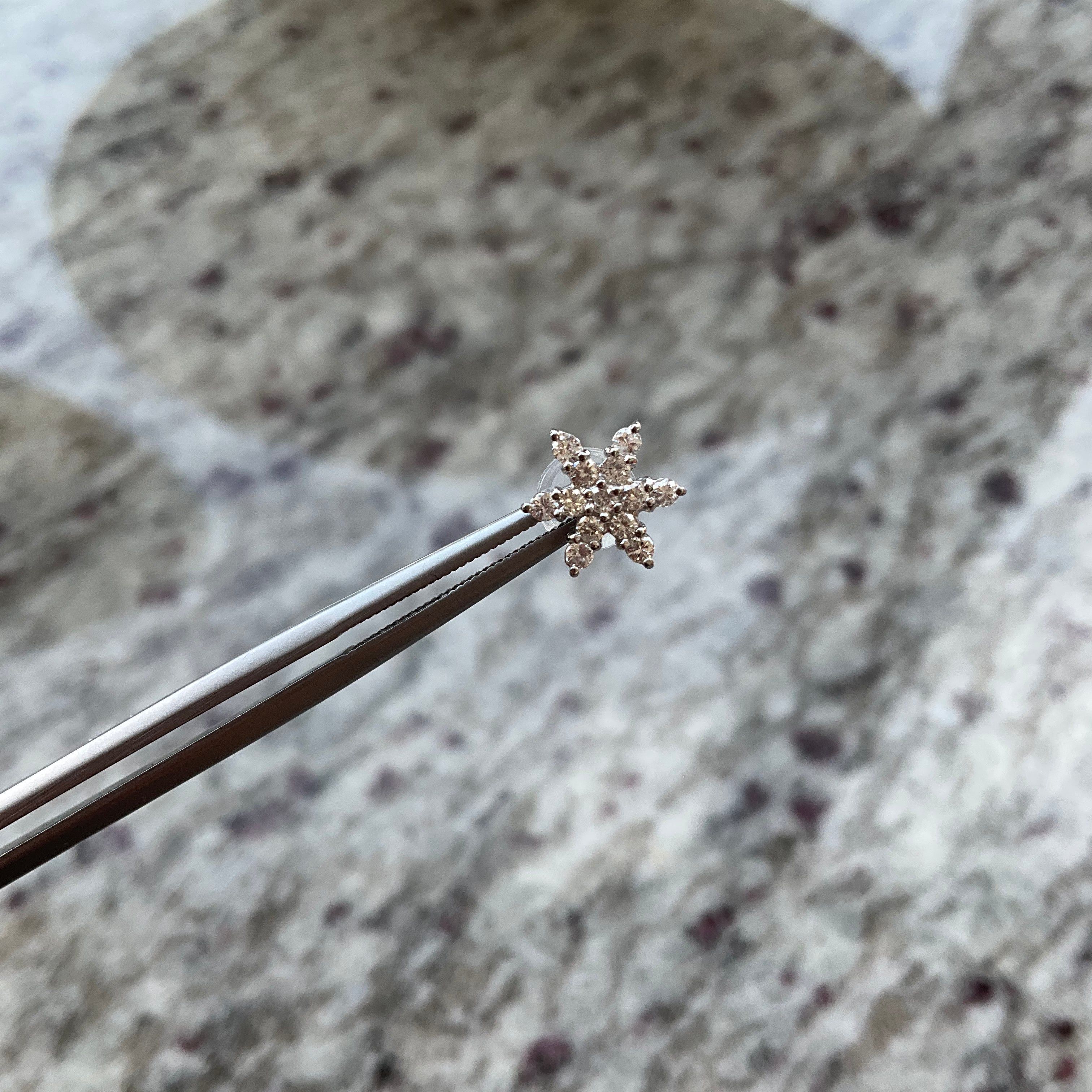 雪の結晶みたいなシンプルピアス ダイヤ(0.2ct×2) | A Jewelry Box公式
