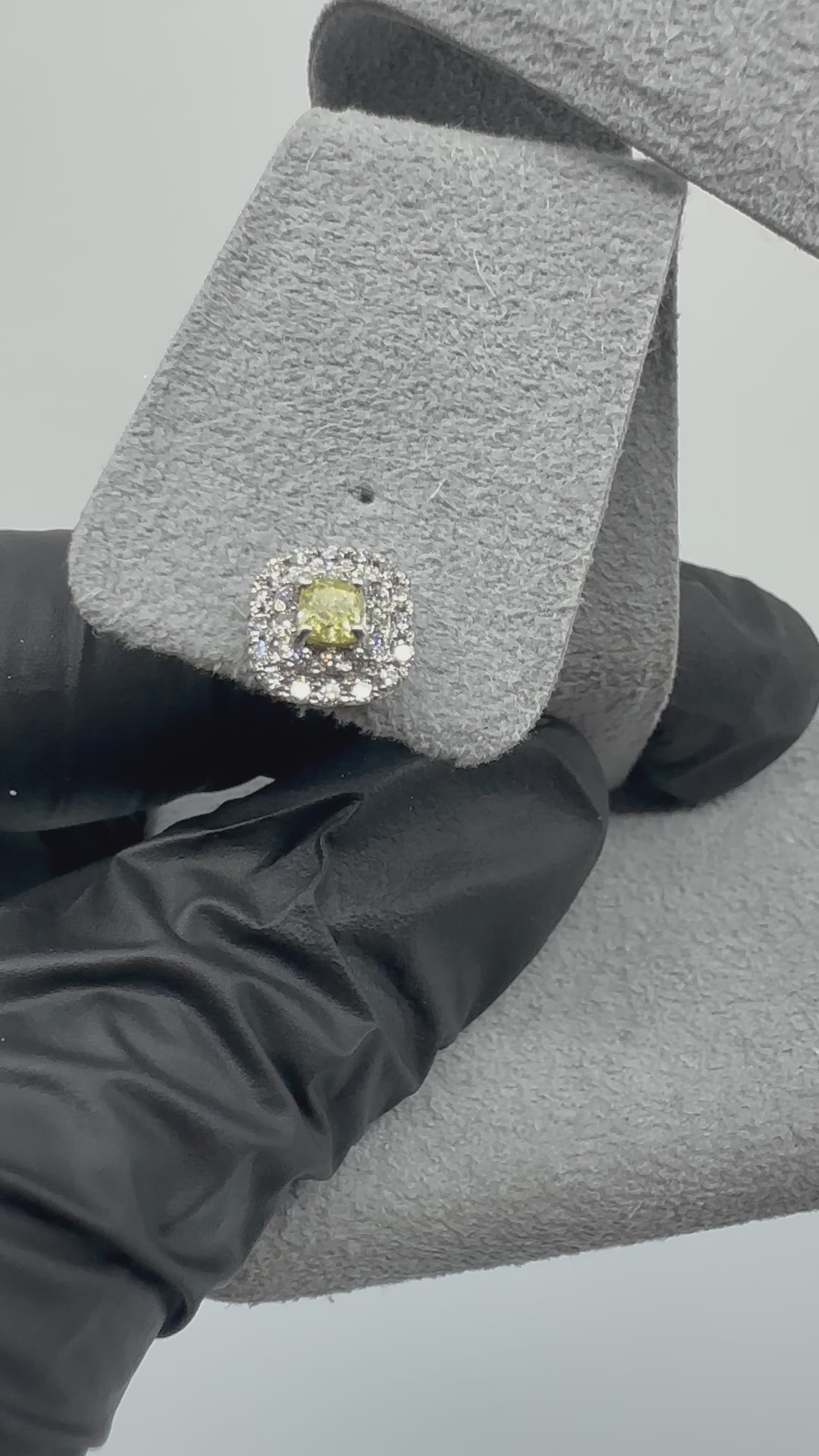 【ジョーヌ】ピアス ファンシーインテンスイエローダイヤ 0.15ct×2 SQ PT｜A Jewelry Box 公式通販サイト
